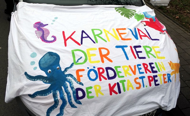 Karneval der Tiere Banner auf einem Auto