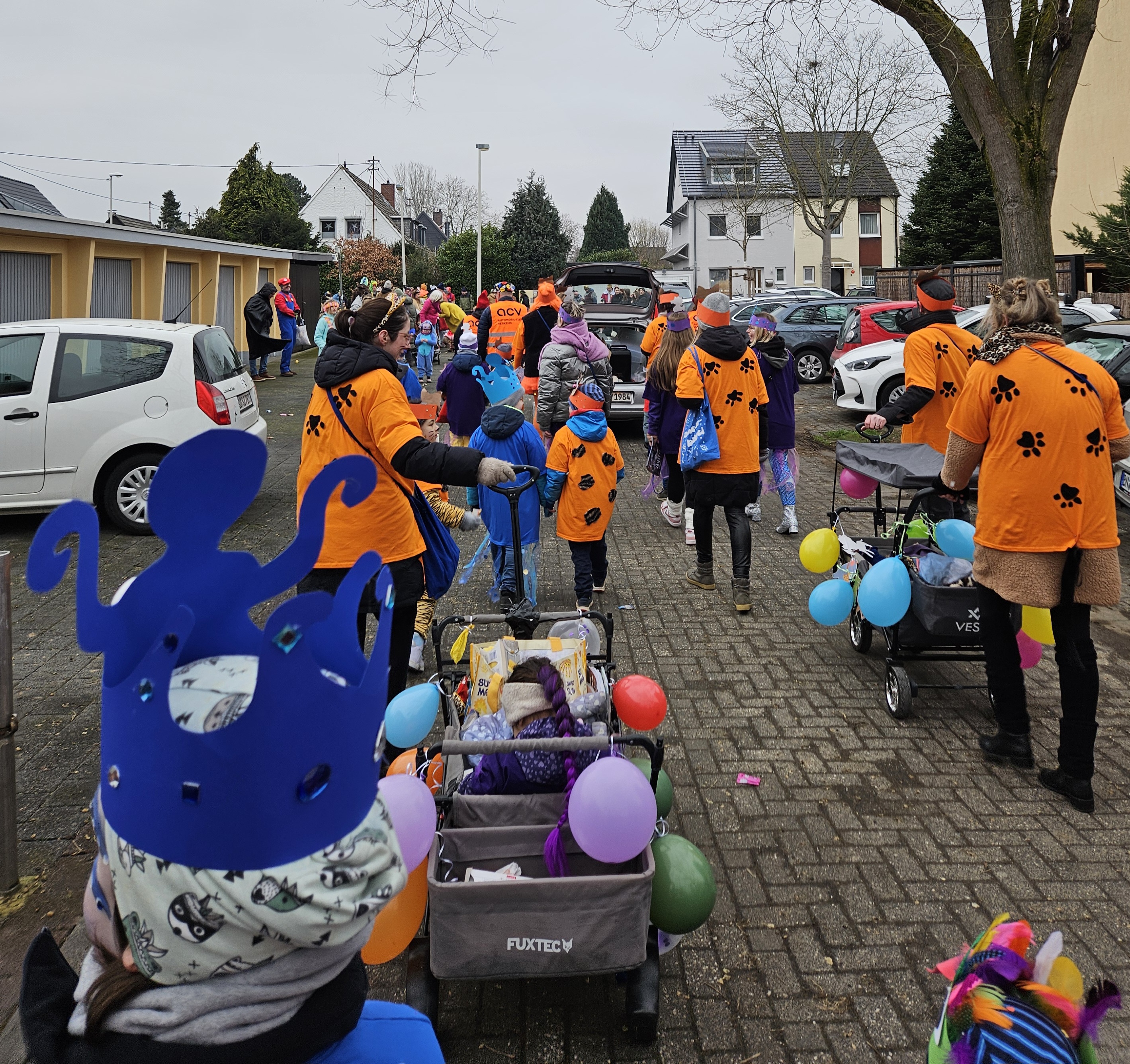 Kita-Kinder mit Eltern auf dem Karnevalszug