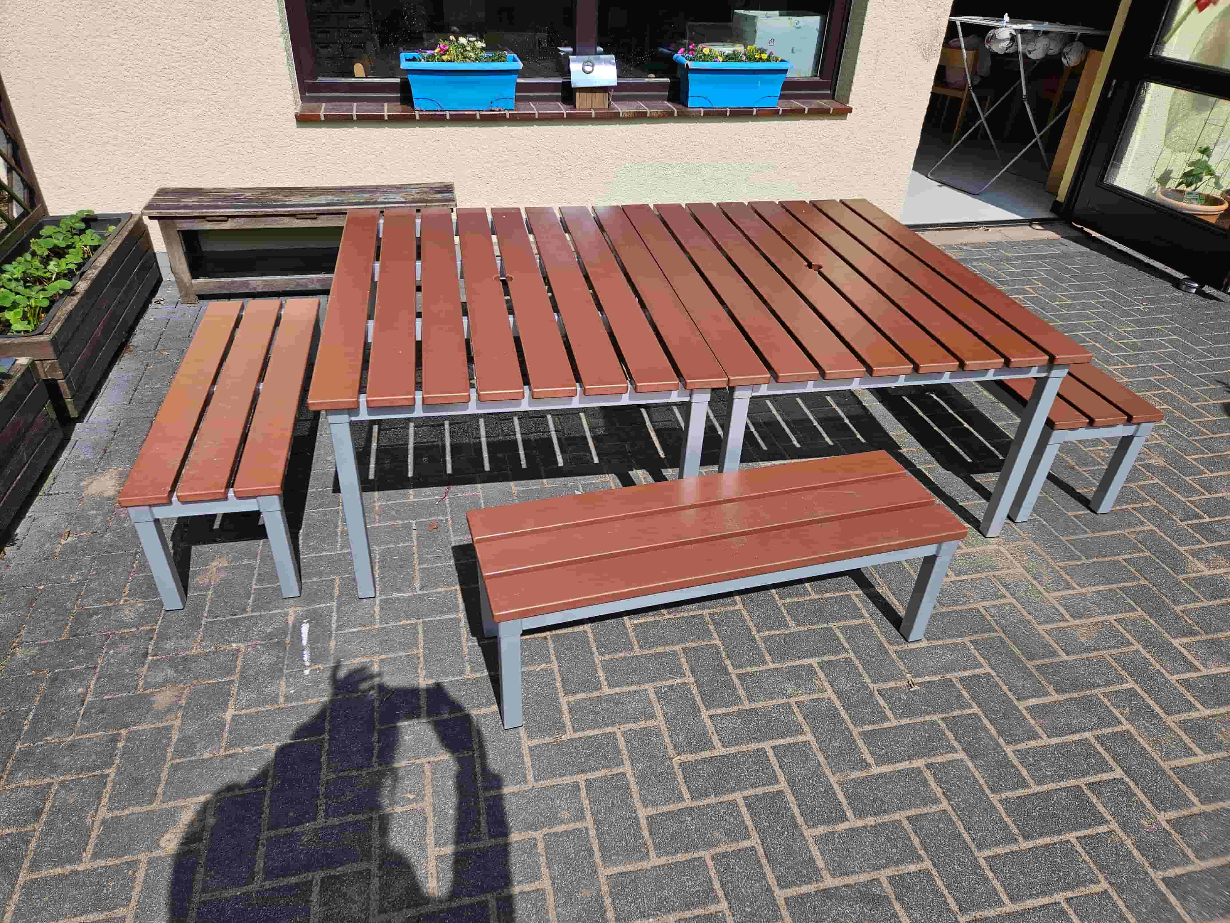 Tisch mit Bänken