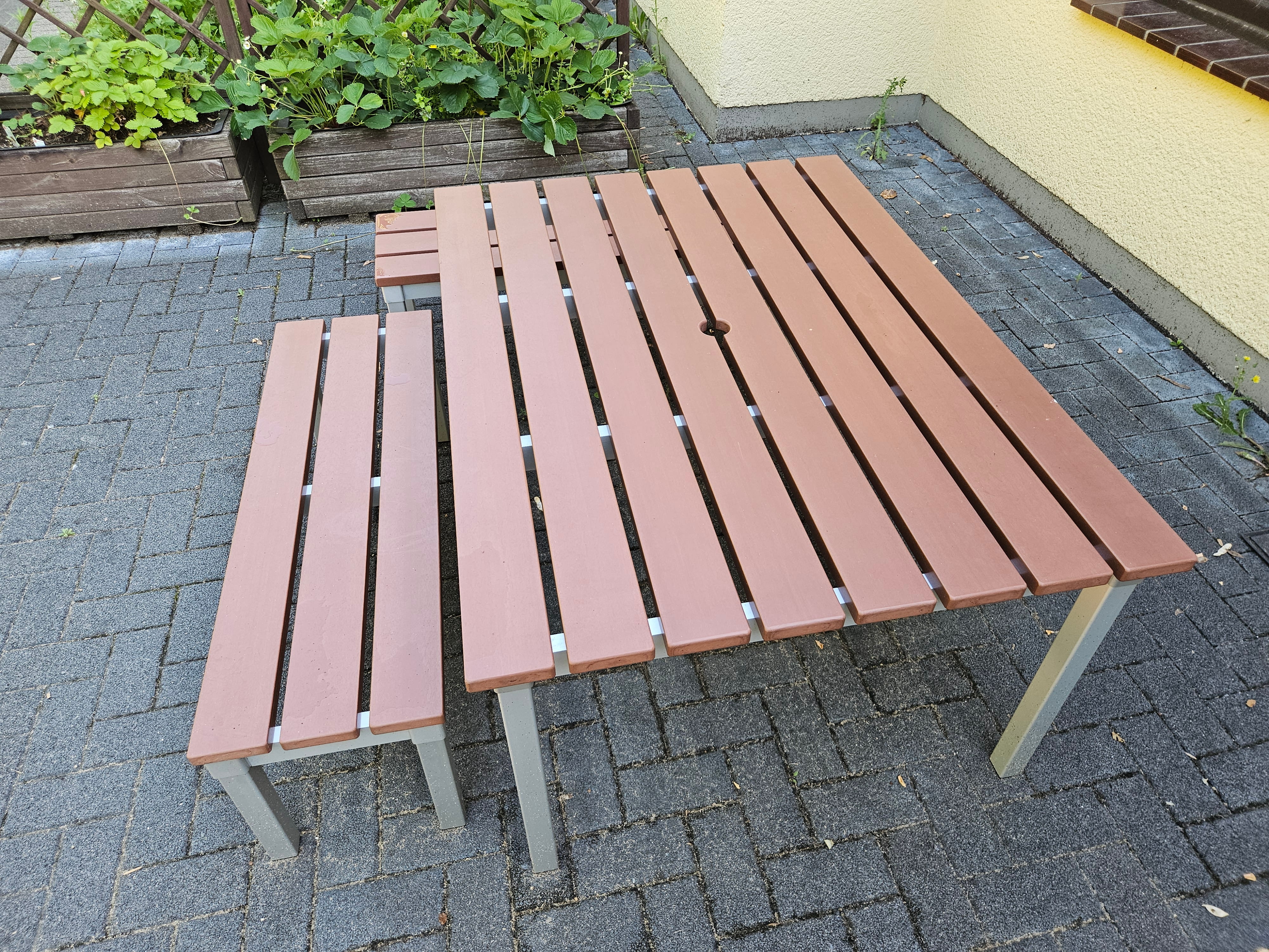 Tisch mit Bänken